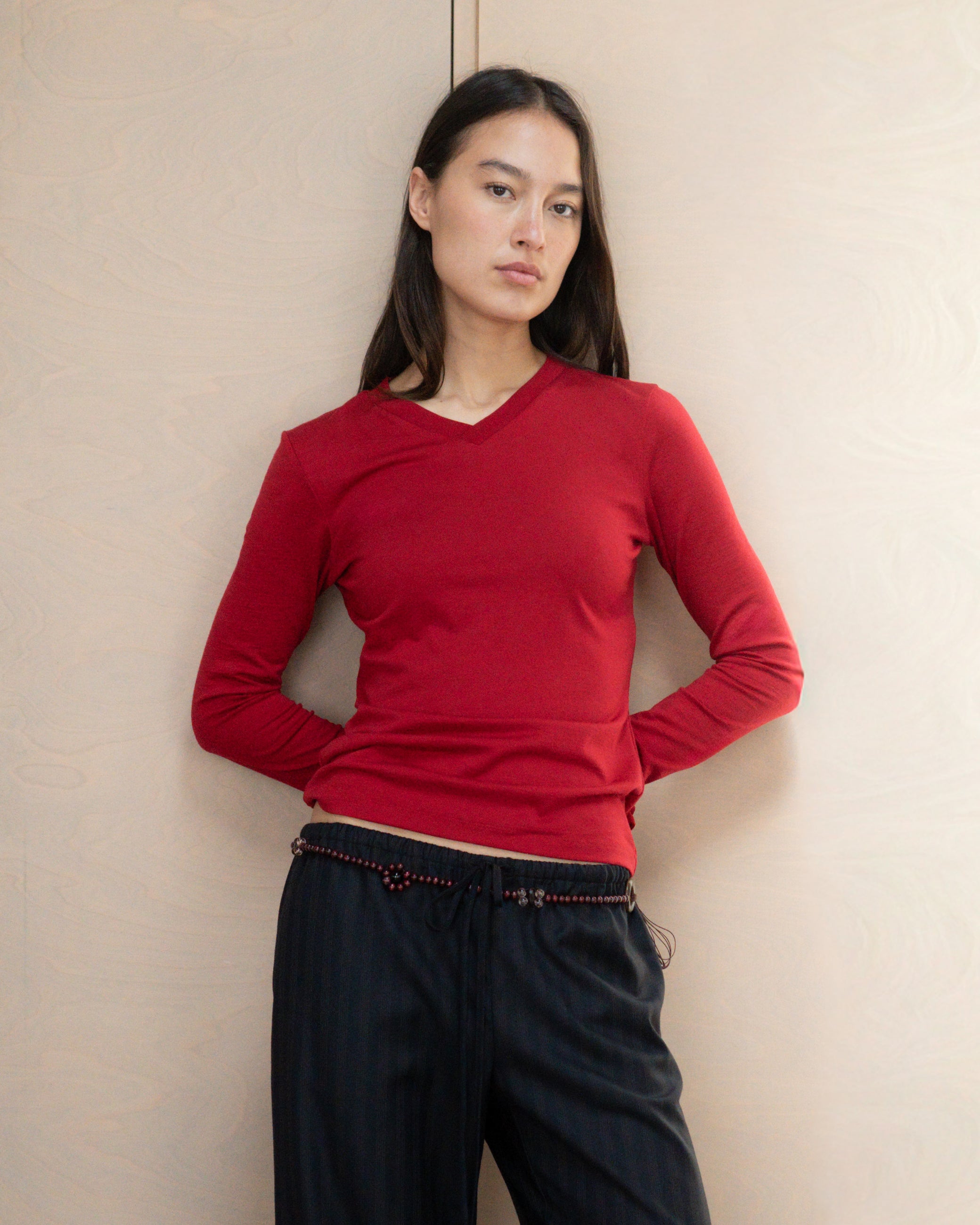 High V-Neck Longsleeve - Crimson