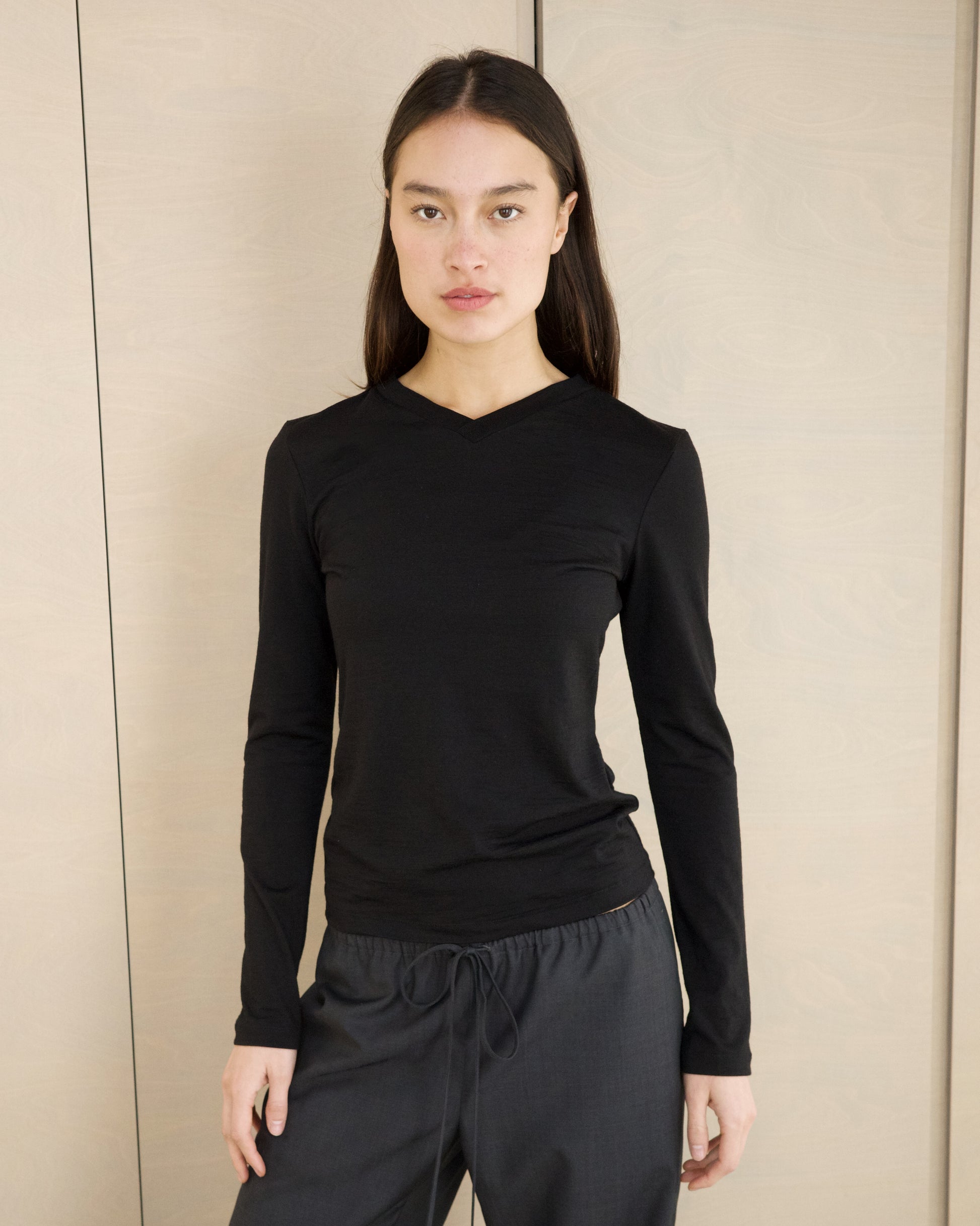 High V-Neck Longsleeve - Black